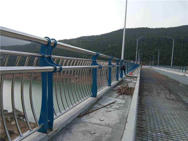 山南不锈钢桥梁护栏的特点及其在桥梁安全中的重要作用