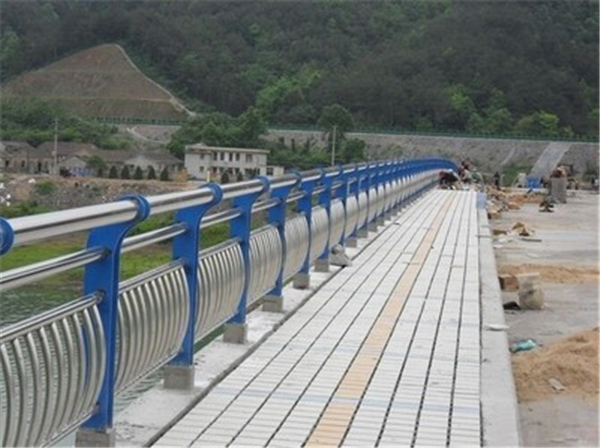 山南不锈钢桥梁护栏的特性及其在现代建筑中的应用